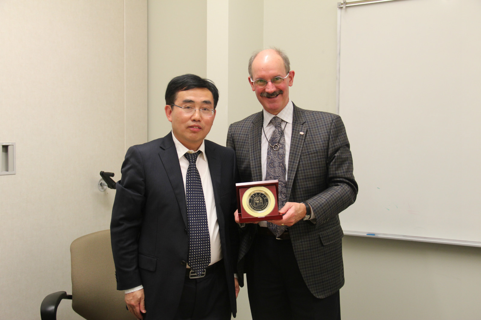 4-理学院冯其波院长与麦克马斯特大学助理副校长Peter Mascher教授合影.jpg