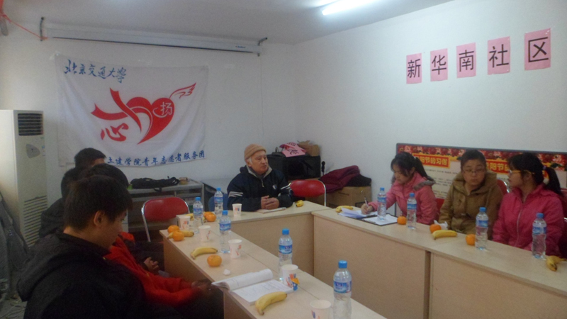 老党员耐心地讲述.JPG