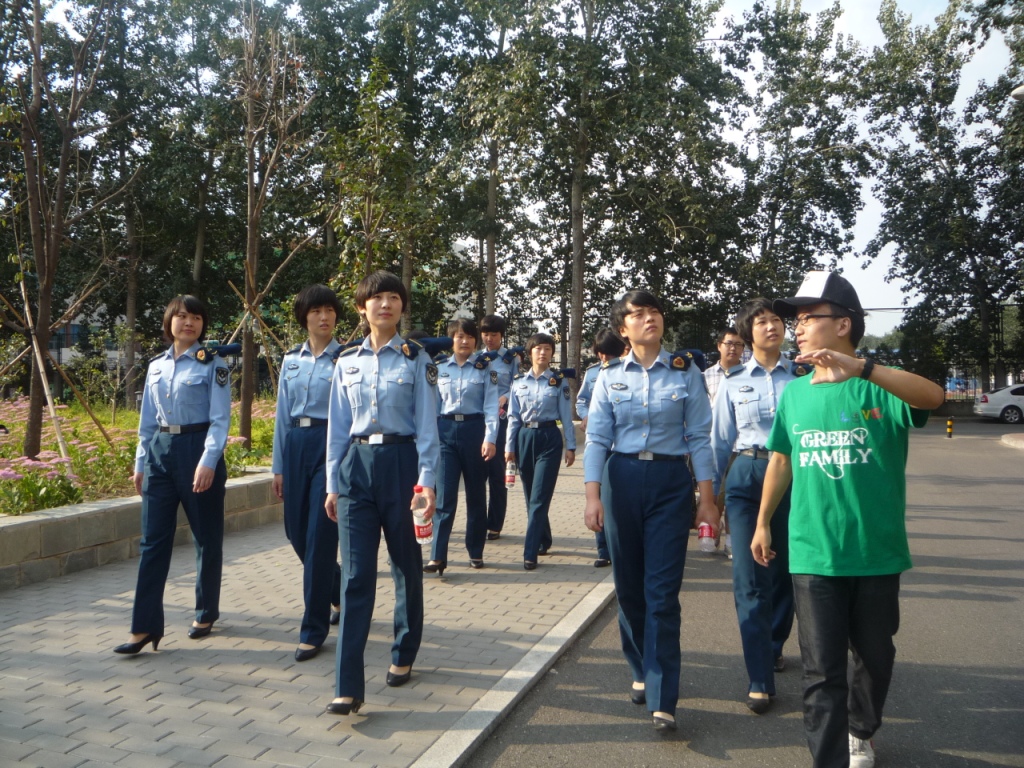 女兵们在“绿色之家”社团同学的引导下参观我校校园.JPG