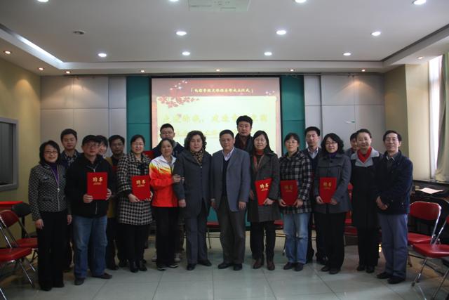1殷快主席和蒋大明书记与十二个俱乐部负责老师、工会委员亲切合影.JPG