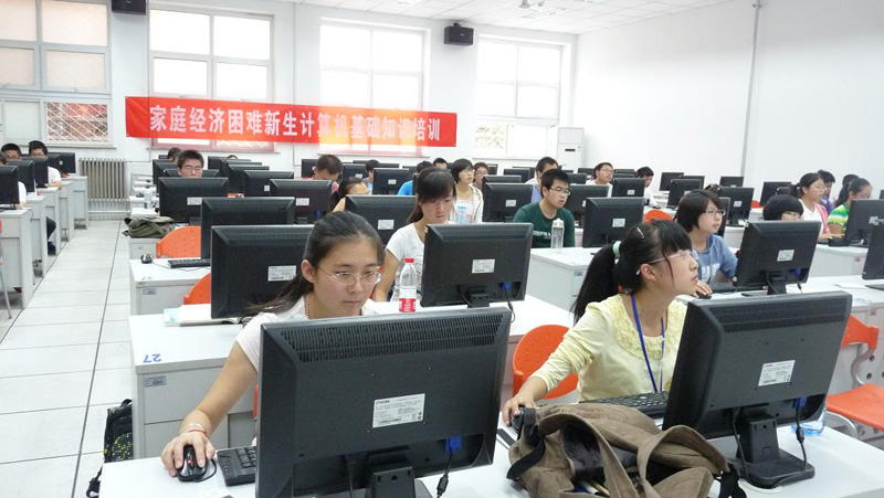 家庭经济困难新生进行上机操作.JPG
