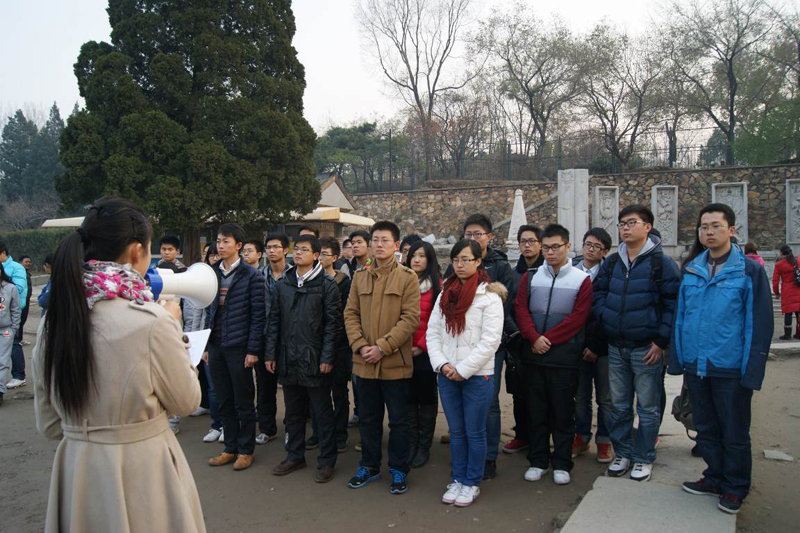 在圆明园遗址前，学生干部领誓.jpg