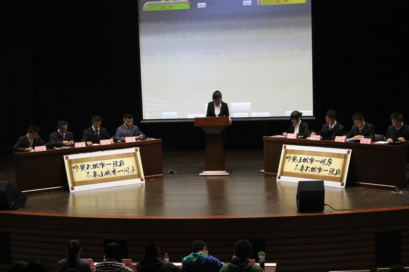 激烈辩论中.JPG
