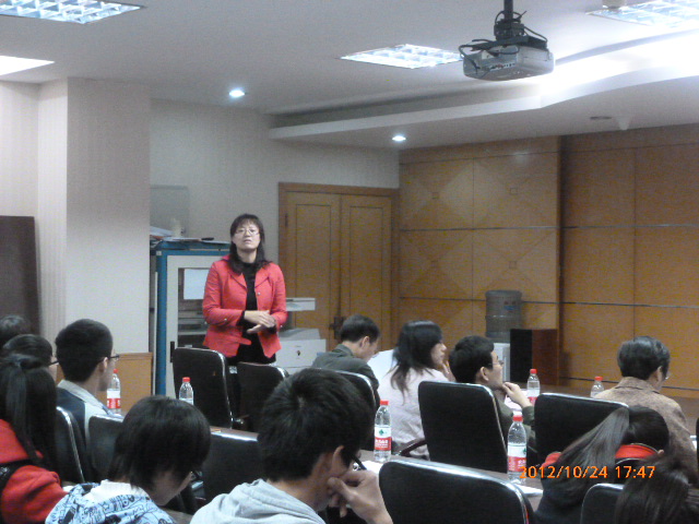王莹老师讲话.JPG