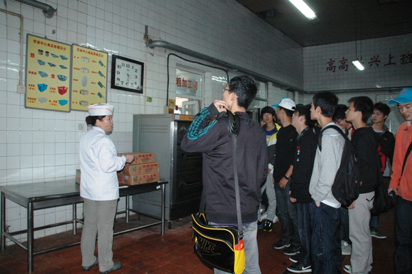 后勤集团饮食服务中心与同学开展“共建文明食堂”活动2.jpg