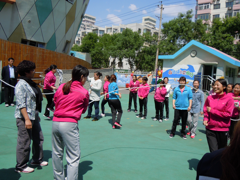 2014.05.05幼儿教育中心举行庆五四趣味运动会1.JPG