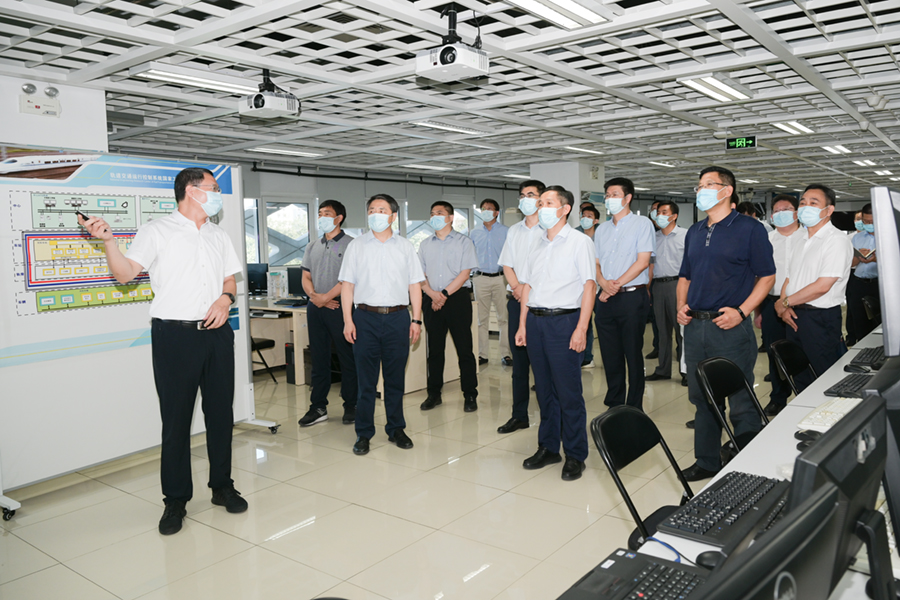 教育部副部长钟登华一行来校调研检查