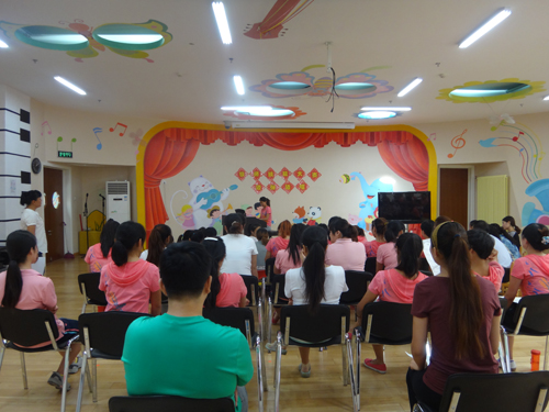 2014.09.11幼儿教育中心举行教师边弹边唱比赛.JPG