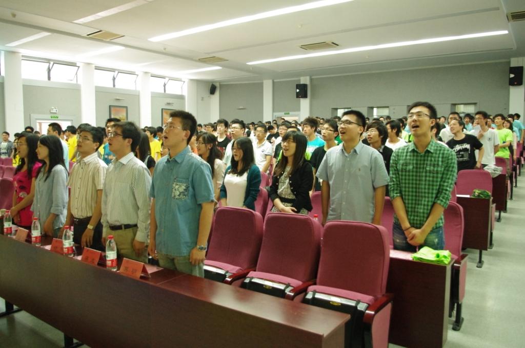 参加活动人员齐唱团歌.JPG