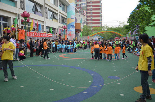 后勤集团幼儿教育中心举行“幼儿第三届春季运动会”_副本.jpg