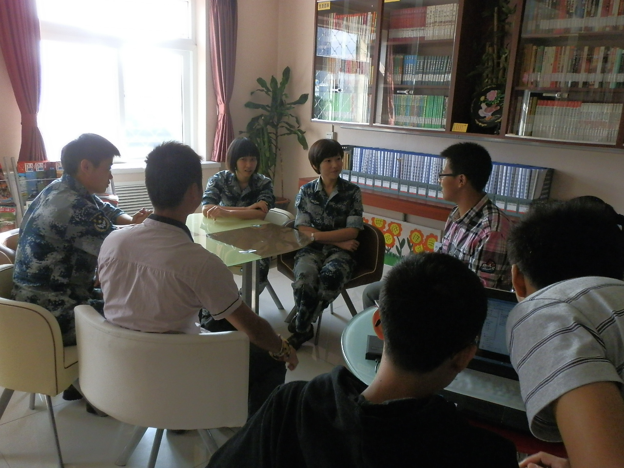 活动开始前支部同学与部队女兵进行交流.JPG