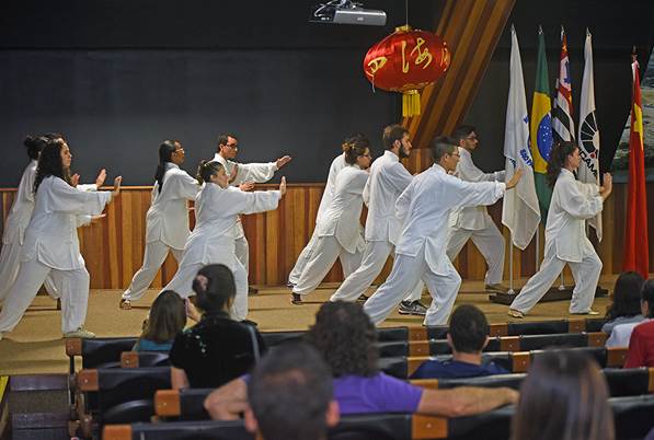 说明: Grupo de alunos do Instituto mostra apresenta&ccedil;&atilde;o de Tai Chi Chuan