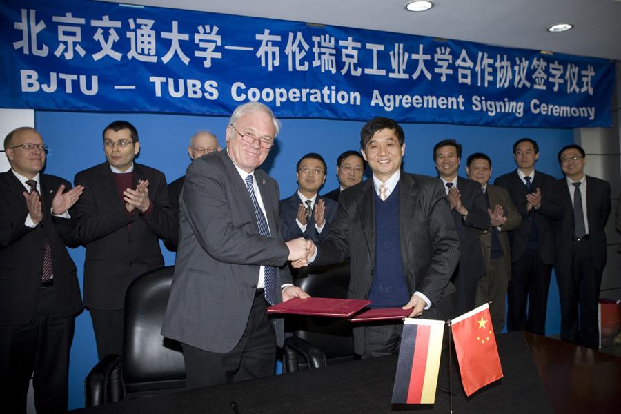 2010042105-bl.jpg