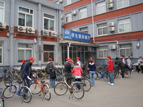 1、志愿者们在四食堂前排自行车.JPG