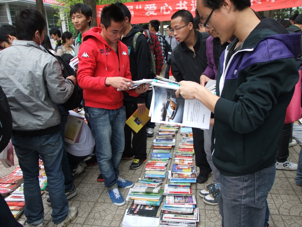 同学们正在仔细挑选书籍