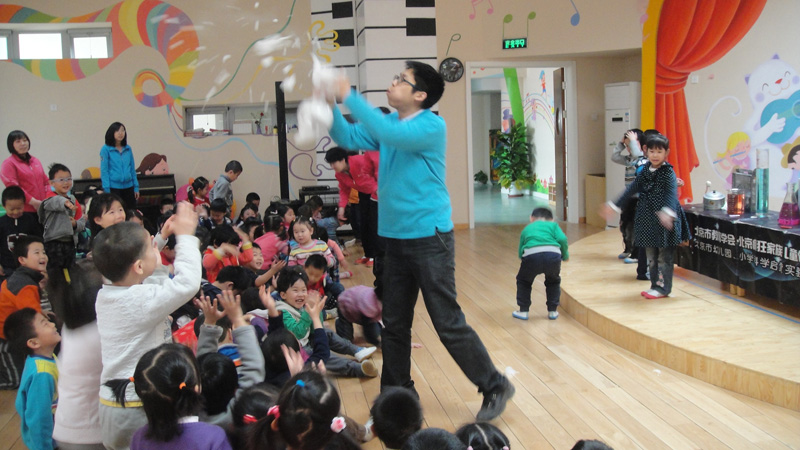 2013.03.14疯狂科学儿童俱乐部走进交大幼儿园.JPG