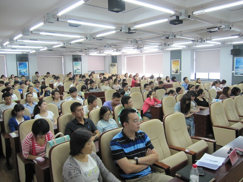 学生认真聆听.JPG