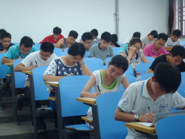 学生党员们正在认真答题.JPG
