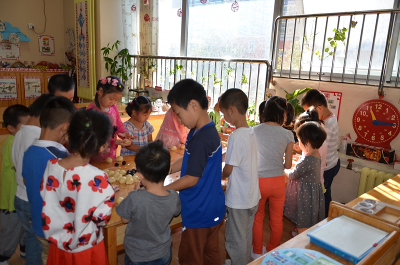 2015.9.25幼儿园小朋友制作月饼迎中秋2.JPG