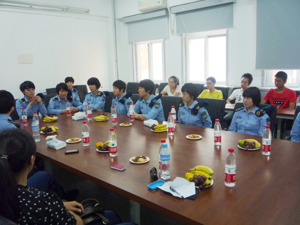 女兵们与党支部同学进行座谈.JPG
