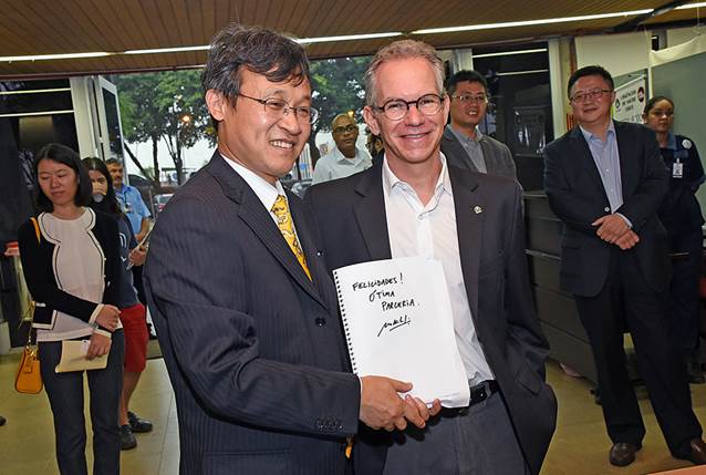 说明: O reitor Marcelo Knobel posa para fota com o diretor chines do Instituto Confucio. Eles mostram um papel onde está escrito "felicidades, ótima parceria", assinado por Knobel
