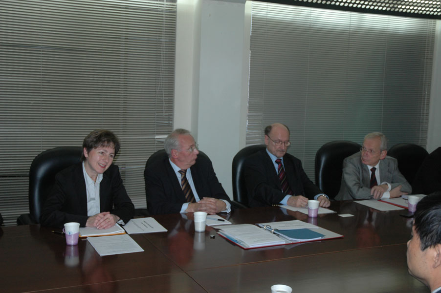 08120503_bwl.jpg