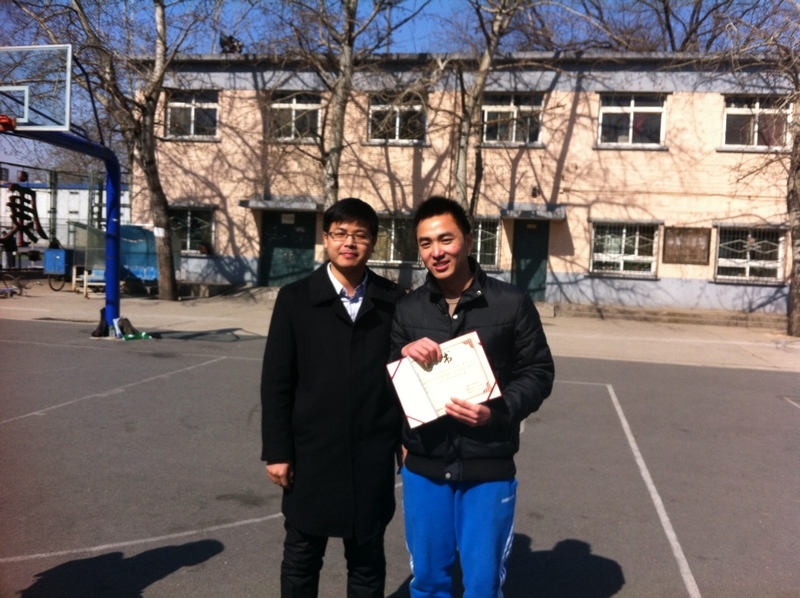 团委书记徐俊老师为裁判组组长王健颁发聘书.jpg