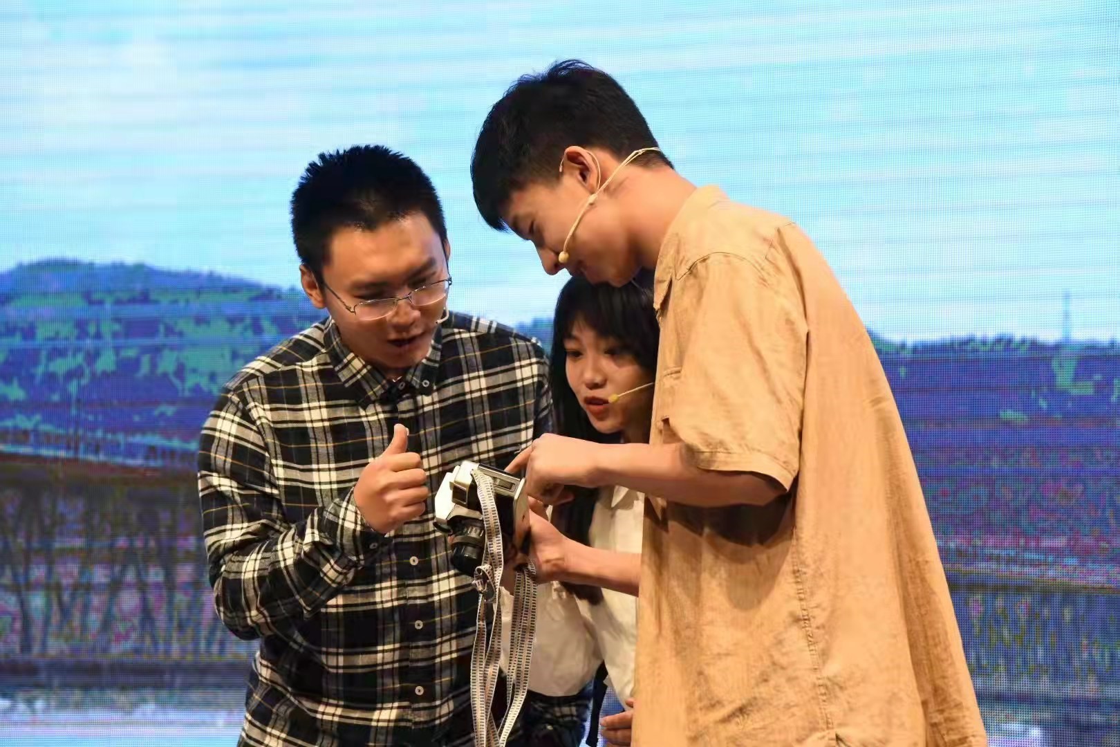 我校学生艺术团话剧团同学赴北京科学中心演出《茅以升入党》短剧