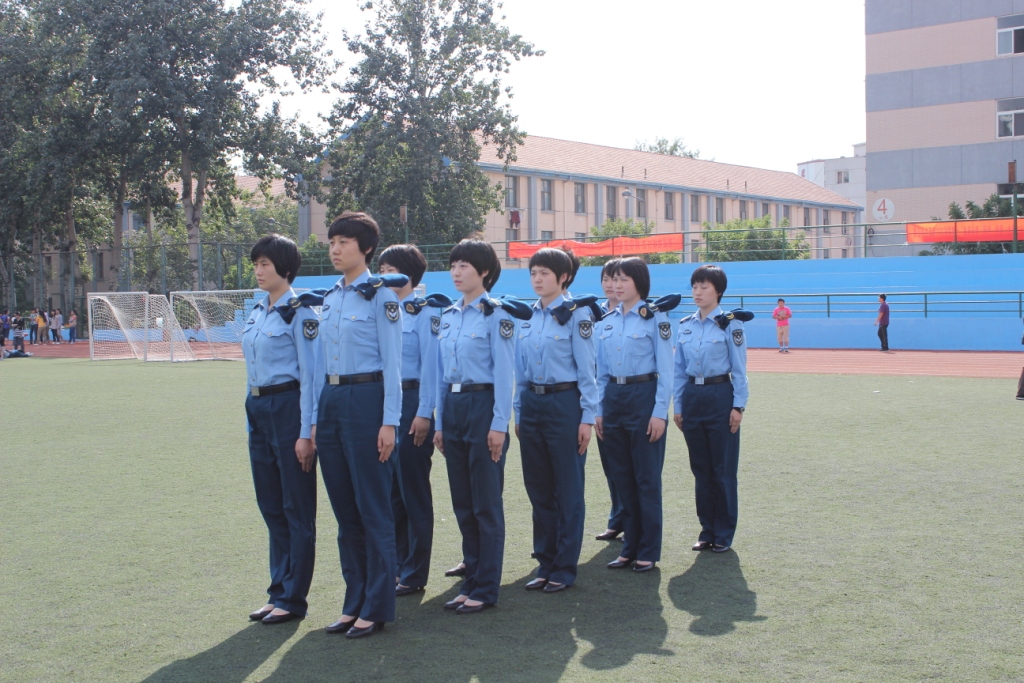 部队女兵为我院大一新生做队列表演.JPG