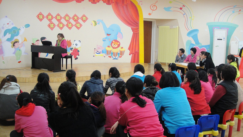 2013_01_18幼教中心教师边弹边唱比赛_副本.jpg