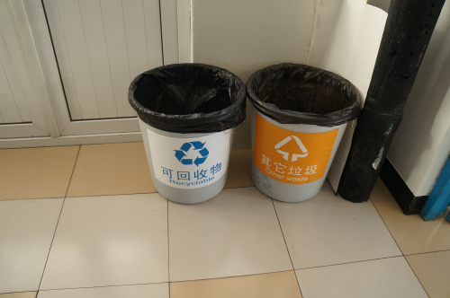 北京交通大学后勤集团留学生生活服务中心进行垃圾分类宣传活动.jpg