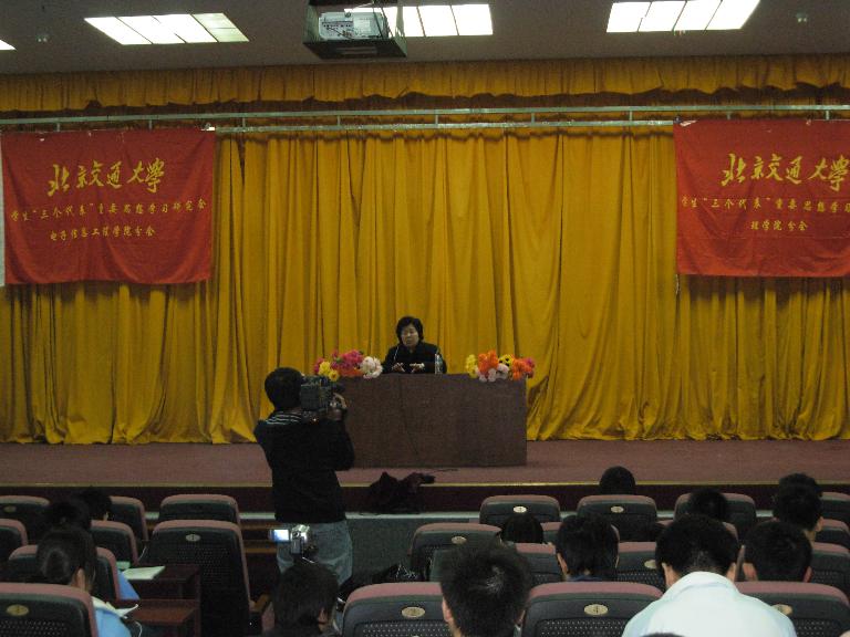 128516650376875000第五期王玉凤教授解读“两会”.jpg