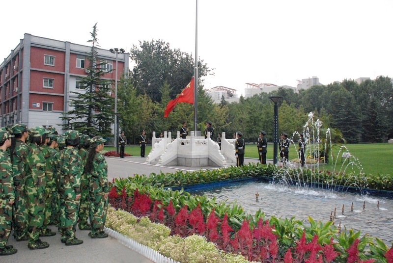 “迷彩青春·磨炼成长”主题升旗仪式.JPG