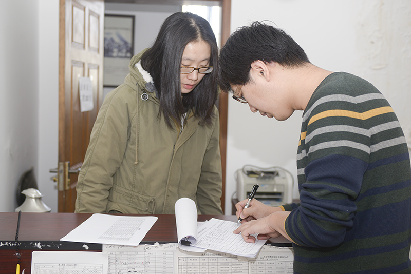 教务处利用寒假期间开展学生英文成绩单的翻译制作工作。并为毕业学生提供成绩单查询服务。.jpg