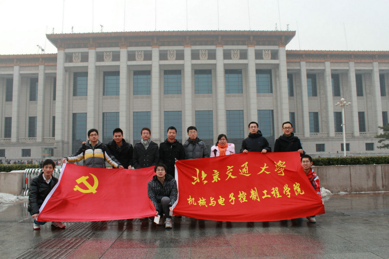 机电研究生参观《复兴之路》-支部合影.JPG