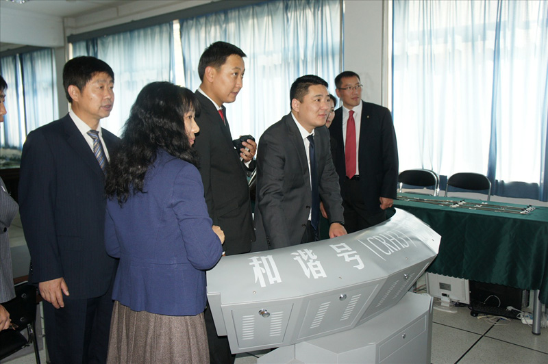 3代表团参观交通运输学院.JPG