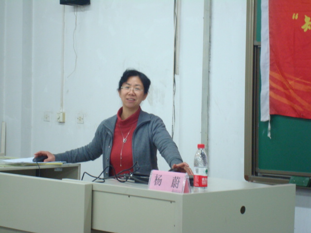 主讲人杨蔚老师在为学生解读十八大报告.JPG