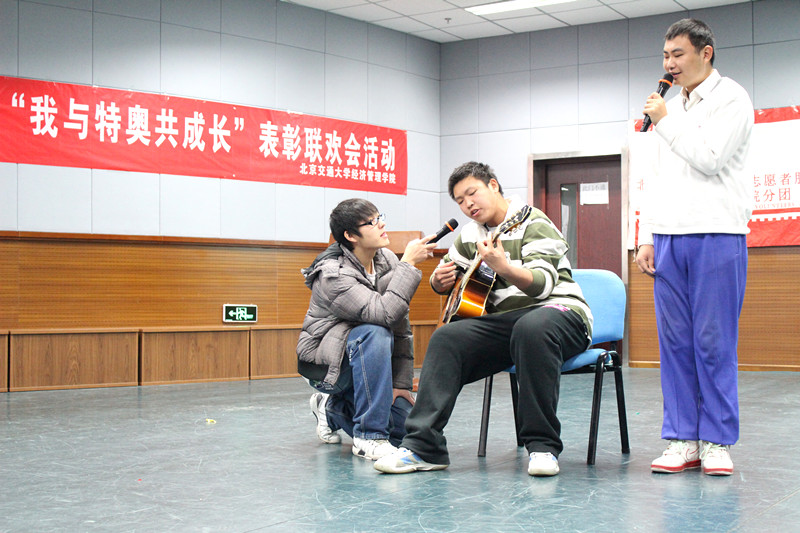 志愿者与特奥儿童一起表演节目2.jpg