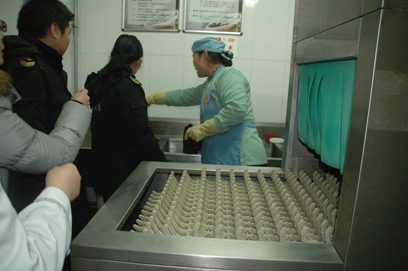 北下关食品药品监督管理所来我校检查食品卫生安全工作.JPG