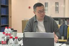 桌子上放着笔记本电脑前的男人低可信度描述已自动生成 桌子上放着笔记本电脑前的男人低可信度描述已自动生成