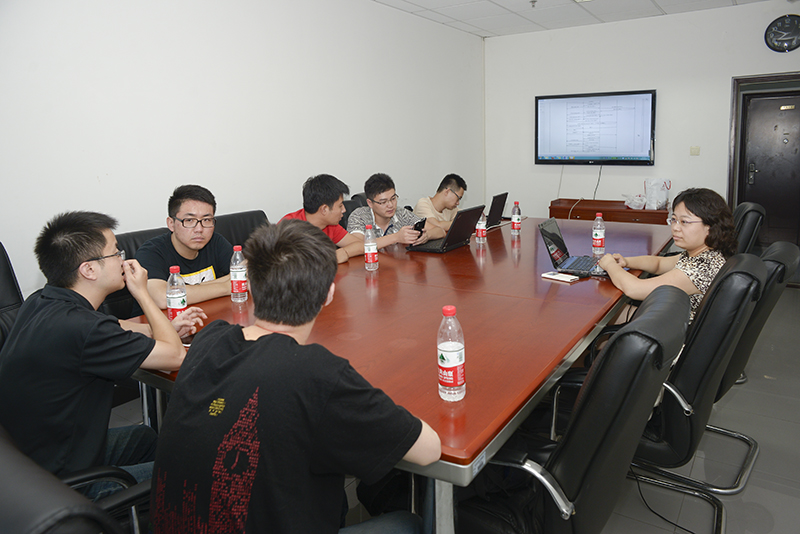 暑假期间，软件学院与铁科院合作开发铁路巡检信息管理系统。据了解，系统分析设计工作已经完成，目前进入系统开发阶段。图为冀振