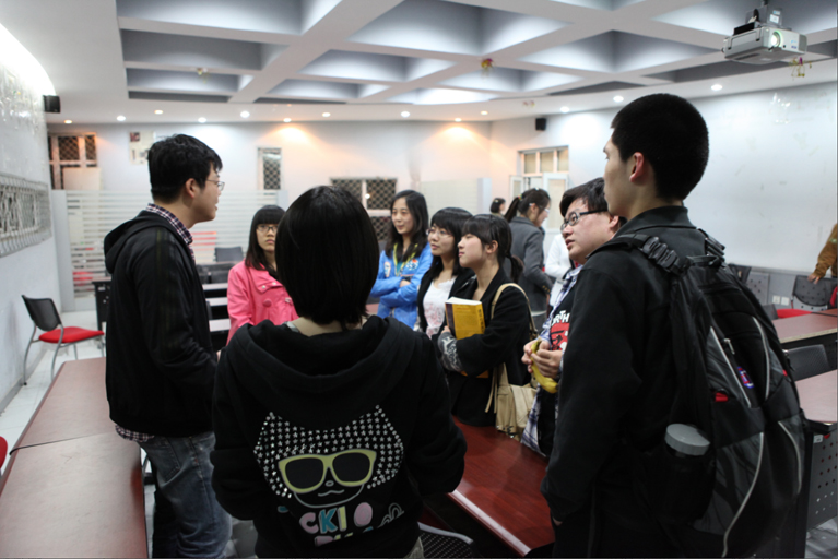 意犹未尽——同学与嘉宾场下交流.jpg