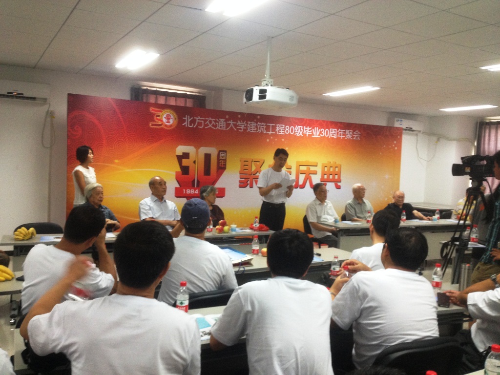 校友代表发言.jpg