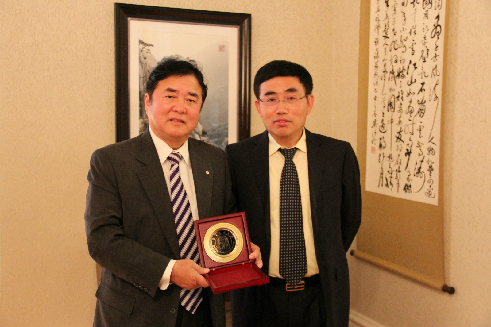 2-曼尼托巴省总督The Honorable Philip S.Lee亲切接见代表团.jpg