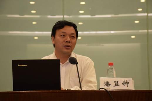 潘显钟副书记作就业指导.jpg