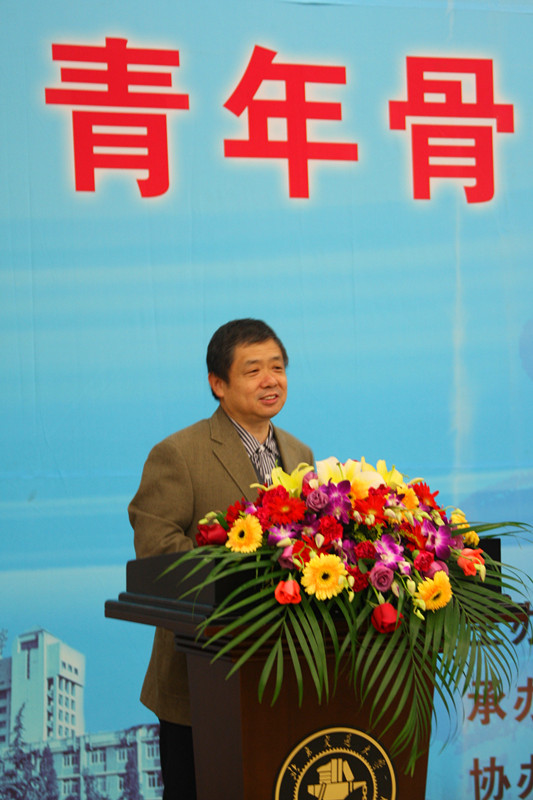 张校长致辞.jpg