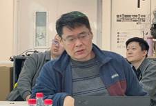 图片包含 男人, 人, 窗户, 空气描述已自动生成 图片包含 男人, 人, 窗户, 空气描述已自动生成