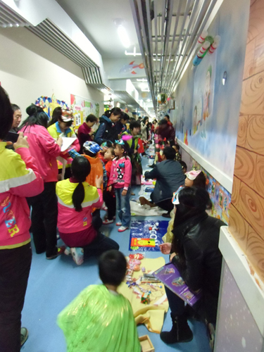 2014.11.2幼儿园举行万圣节爱心义卖活动.jpg
