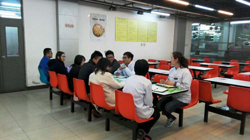 后勤集团饮食服务中心与研究生伙委会召开座谈会.jpg