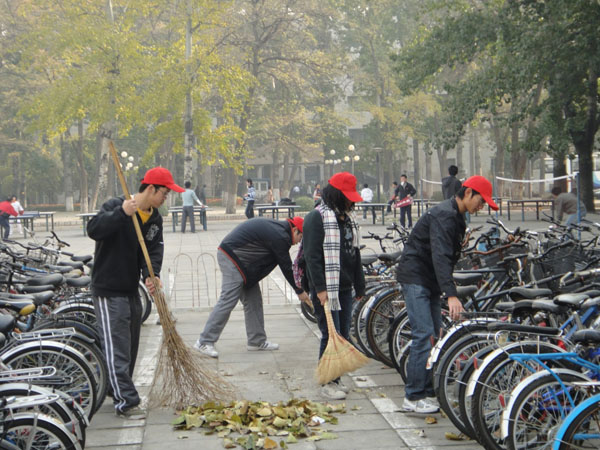 3、志愿者们在清扫校园.JPG
